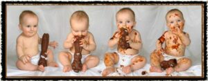 Bébé dévore un lapin de pâques en s'étalant du chocolat partout