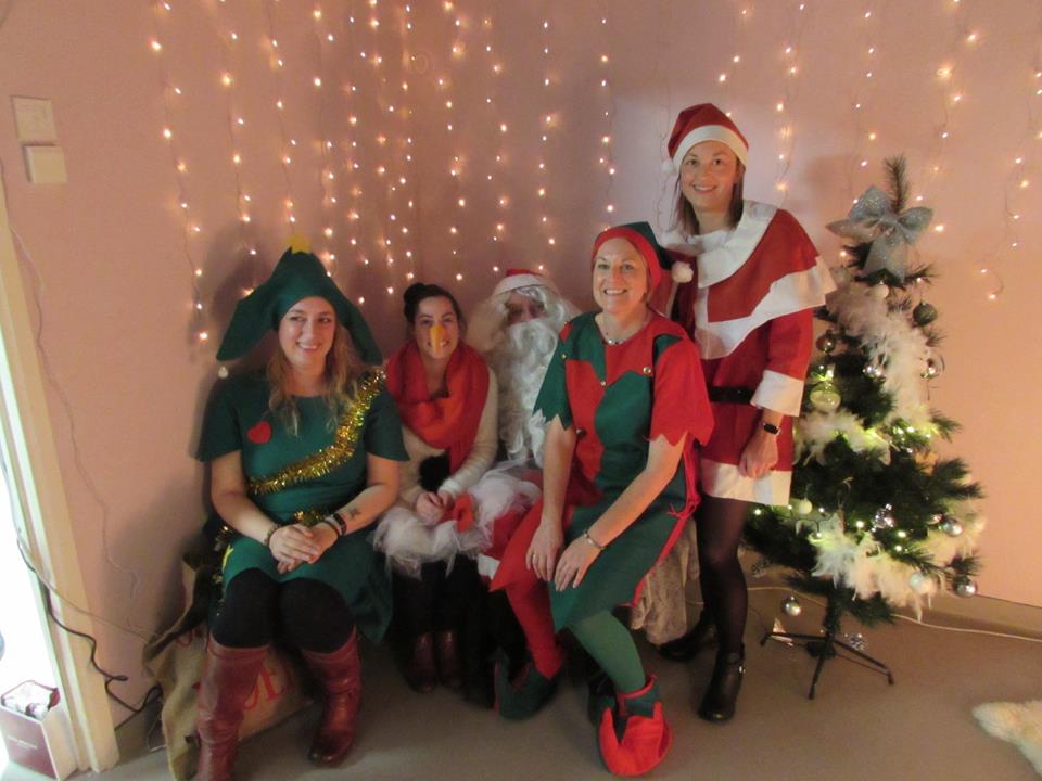 Educatrices déguiser sur le thème de Noël